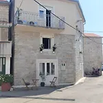 Appartement Aryjina Kuca, Studio With Terrace Offering Sea And Mountain Views Kaštela