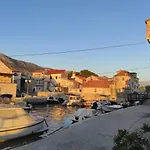 Appartement Aryjina Kuca, Studio With Terrace Offering Sea And Mountain Views Kaštela