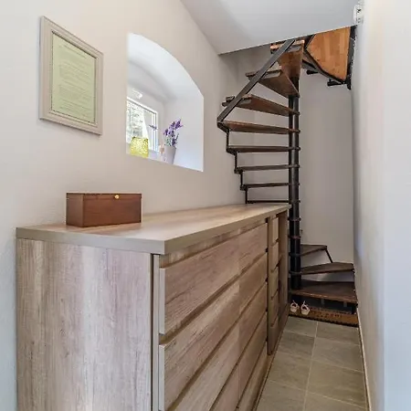 Aryjina Kuca, With Terrace Offering Sea And Mountain Views Apartamento