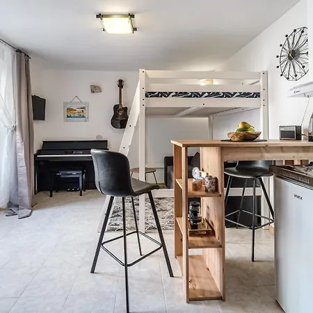 Aryjina Kuca, Mountain & Seaview - Rooftop Terrace Kastela