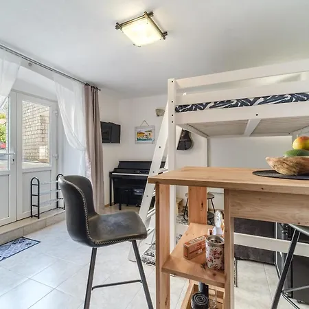 Apartamento Aryjina Kuca, With Terrace Offering Sea And Mountain Views