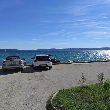 Apartamento Aryjina Kuca, With Terrace Offering Sea And Mountain Views Kaštela