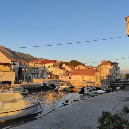 Apartamento Aryjina Kuca, With Terrace Offering Sea And Mountain Views Kaštela
